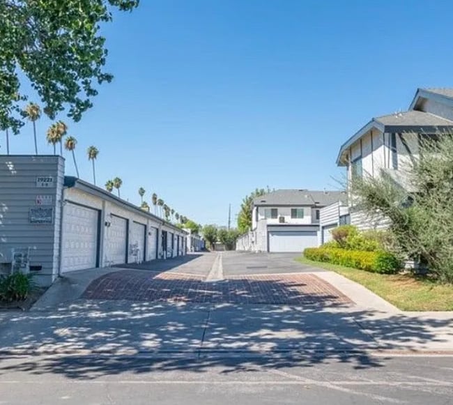 19221 Sherman Way unit 7, Reseda, CA 91335 - photo 4