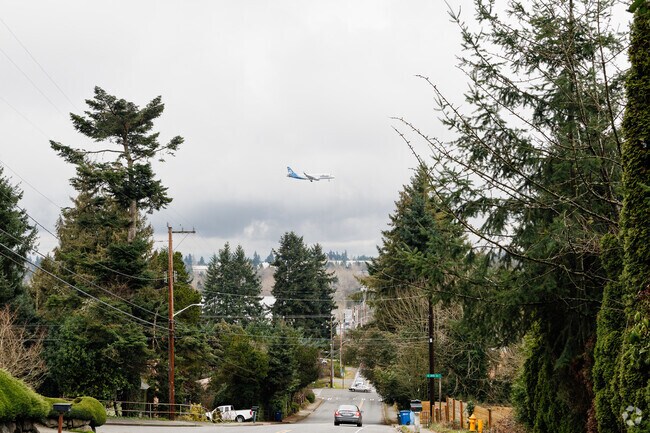 The Seattle-Tacoma International Airport is the closest airport for residents.