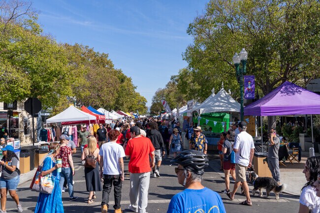 Castlemont locals savor seasonal sips at Campbell’s Wine Walk each spring and fall.