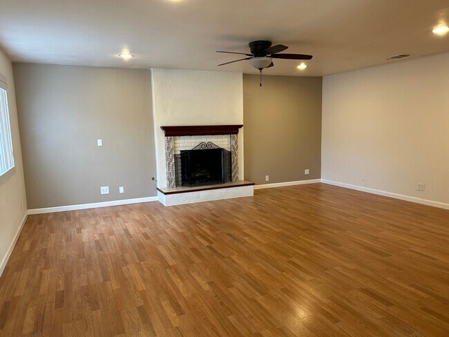 705 W Graaf Ave, Ridgecrest, CA 93555 - photo 4