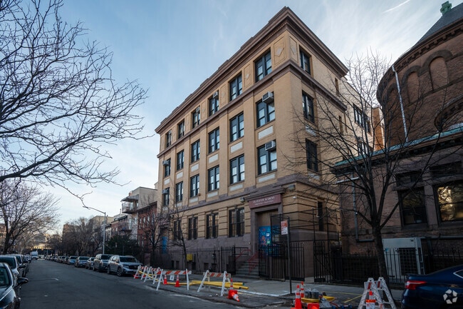 At El Puente, leadership centers offer bilingual comprehensive skilled-based programs.