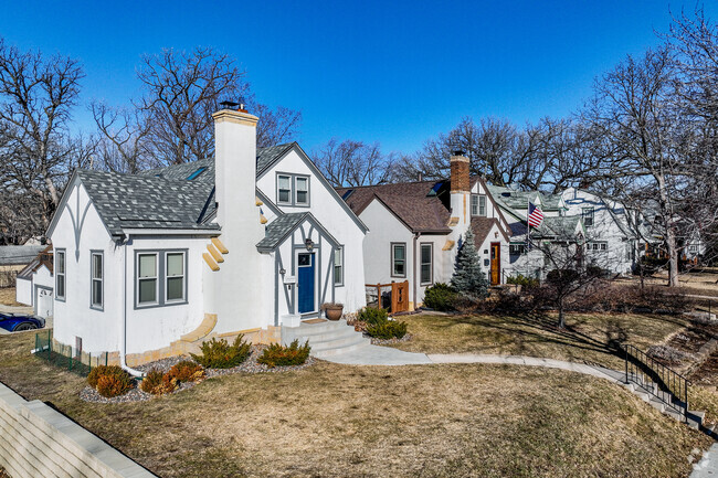 Charming cottages and minimal traditional-style homes adorn Keewaydin streets.