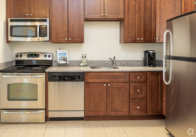 1BR, 1BA - 647 SF