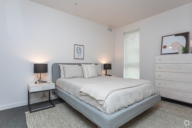 2BR, 2BA - 987SF