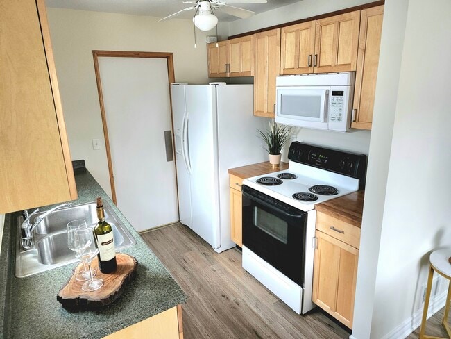 2189 Ridgemont Rd, Grosse Pointe Woods, MI 48236 - photo 4