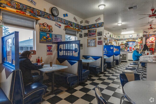 Enjoy a juicy burger at The Burger Hut cafe in Hubbard, OR.