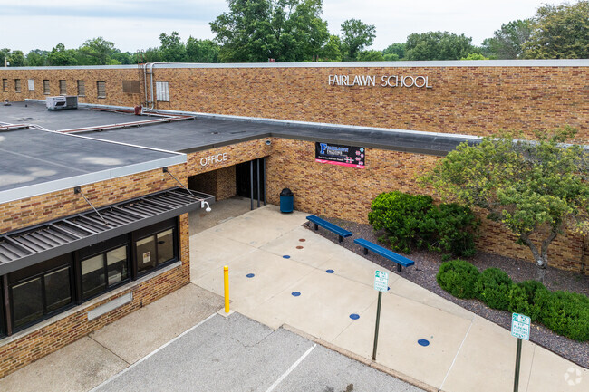 The student population of Fairlawn Elementary School is 422 and the school serves PK-5.