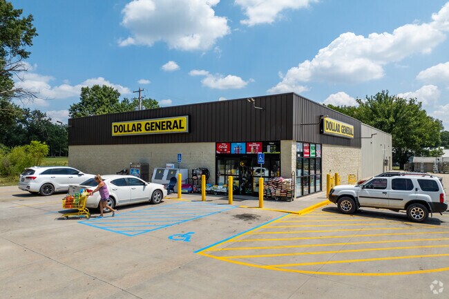 Route 66 in Riverton features convenience stores and national chains like Dollar General.