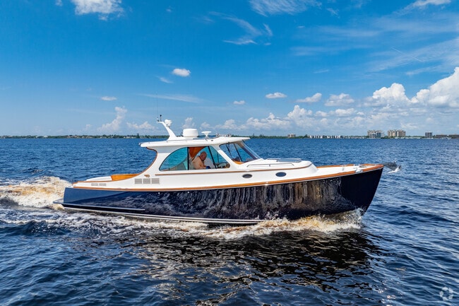 Boaters can enjoy access to both Downtown Ft Myers and the Gulf via the Caloosahatchee River.