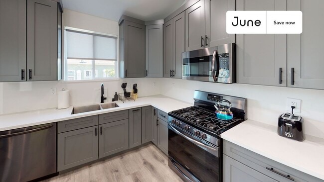 564312 Auckland Ave, Los Angeles, CA 91601 - photo 2