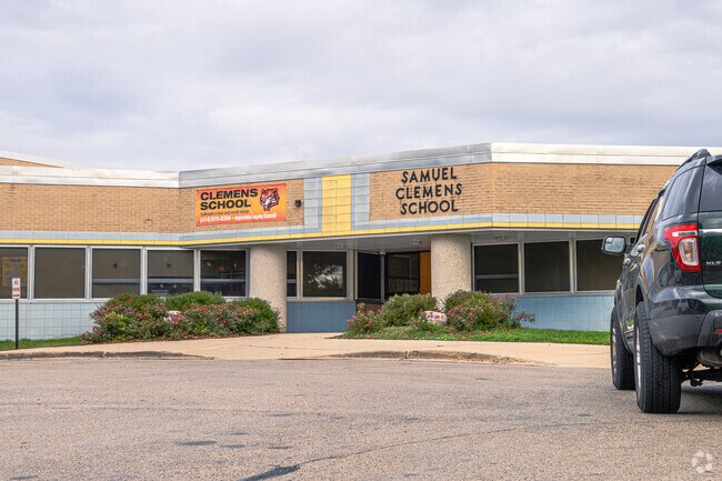 Samuel Clemens Elementary School provides education in the neighborhood of 
Lincoln Creek.