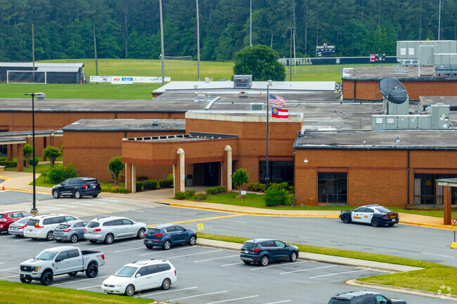 Monroe County Middle School receives an A from Niche and 7 from GreatSchools.