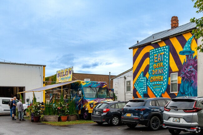 Silo Fried Chicken is an immensely popular year-round food truck located near West Hill.