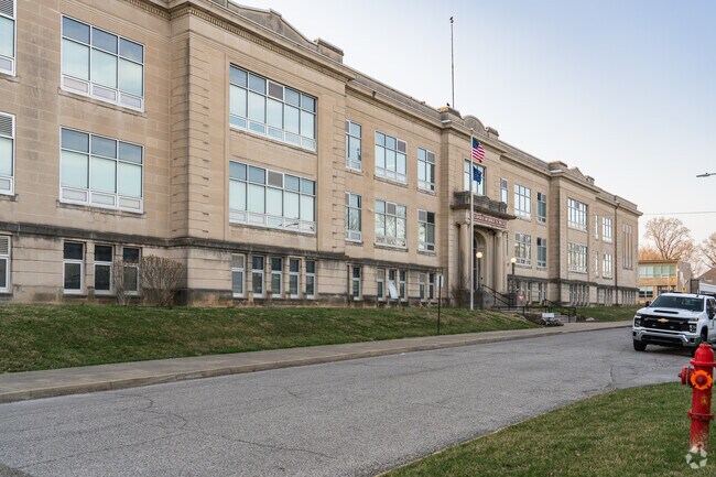 The student population of Bedford Middle School is 562 and the school serves 7-8.