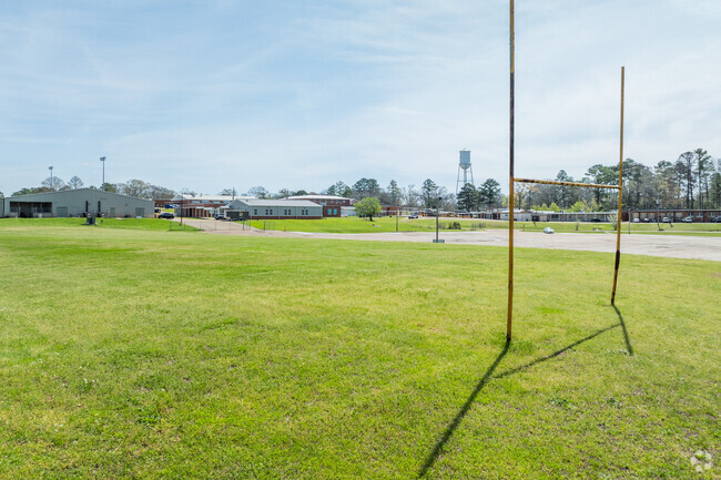 Mendenhall High School serves 557 students.