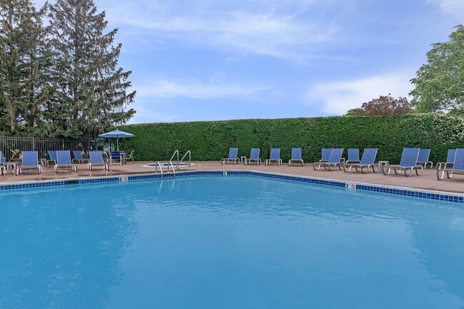 Manors at Knollwood, Clinton Township, MI 48038 - photo 2