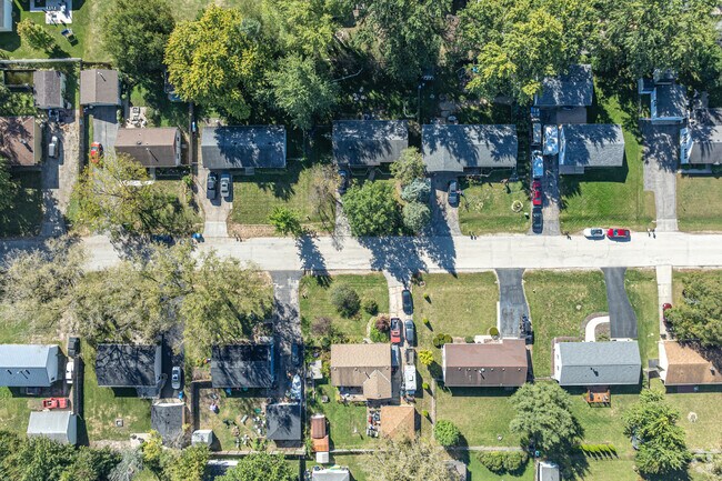 Homes in Fox River Heights feature enough backyard space to entertain guests.