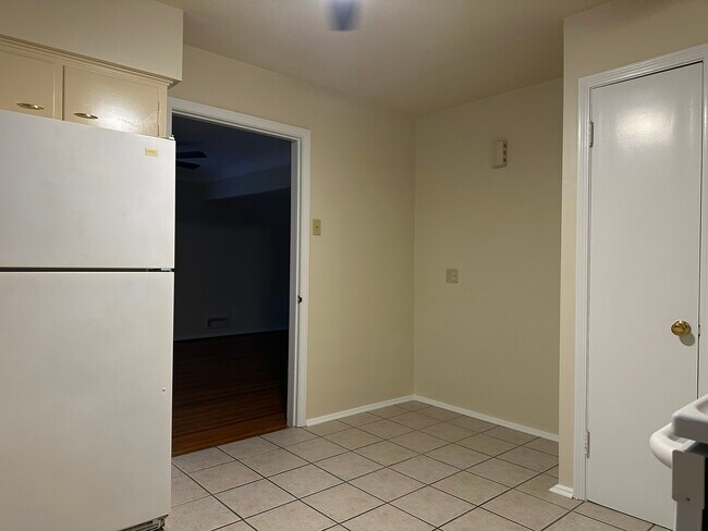 2128 Collinway St unit 4, Ottawa Hills, OH 43606 - photo 4