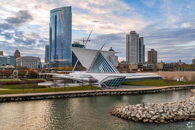 Downtown Milwaukee is a short 15 minute drive from Henderson Park via I-94.