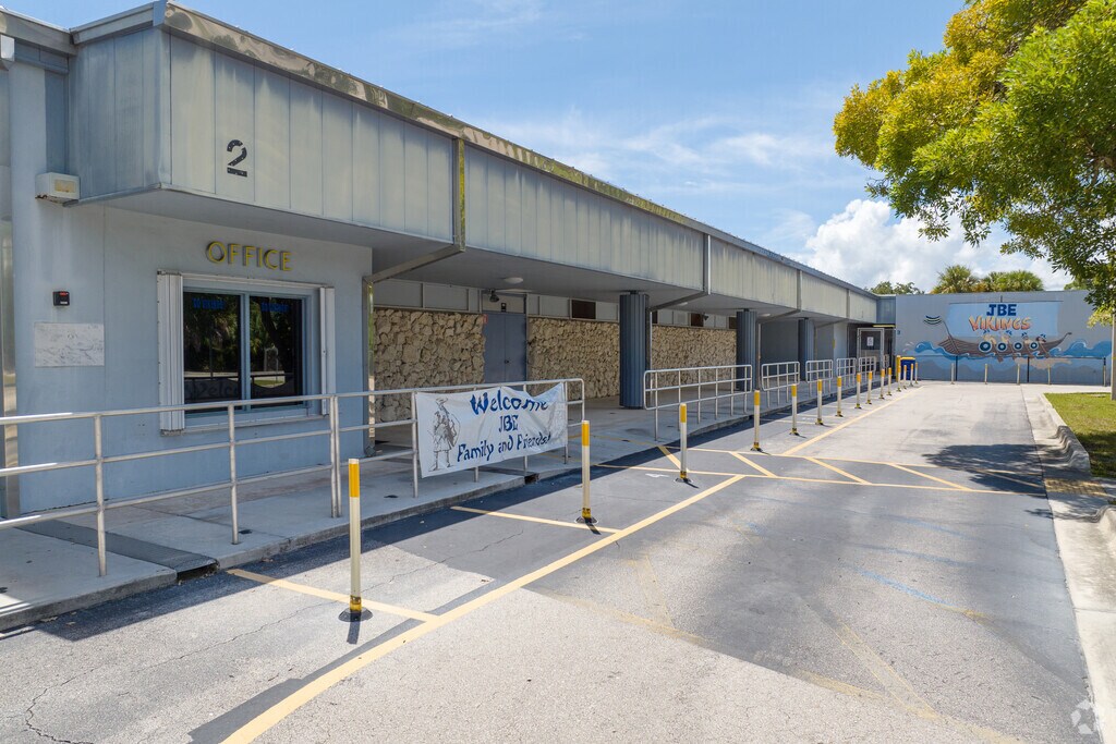 The Jensen Beach Elementary School entrance and student drop-off area.