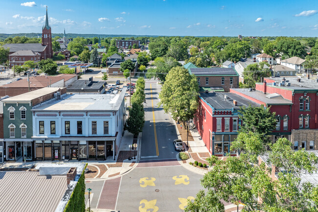 Downtown Historic Jefferson is only steps to Italianate and bungalow style homes.
