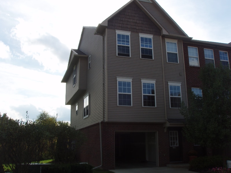 2149 Knotty Pine Tr, Howell, MI 48855 - photo 1