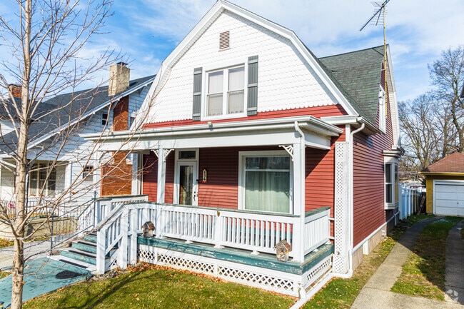 Colonial Revival houses in varying styles are quite often seen in this neighborhood.