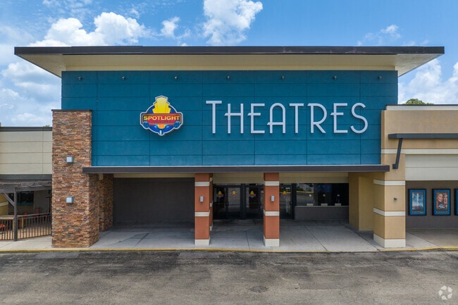 Venice East moviegoers will love the conveniently located Spotlight Theaters in Merchant Plaza.