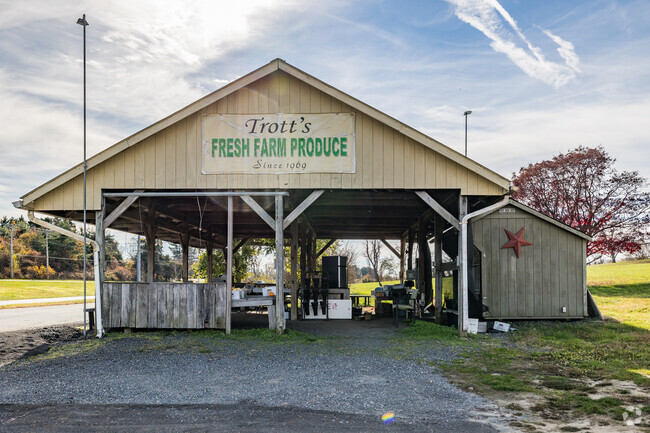 Indulge in Owings' flavors at Trott's Fresh Farm, where freshness and community converge.