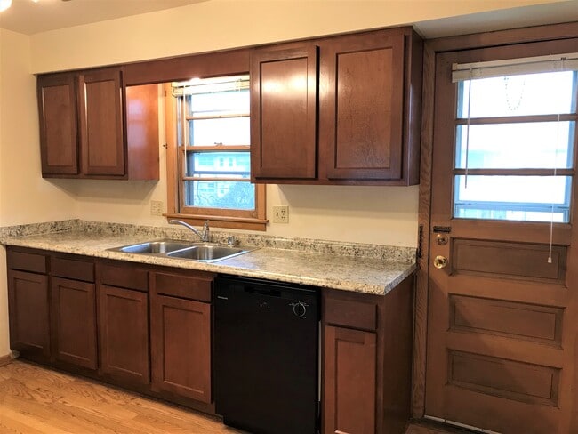 410 Pawling St unit 3, Madison, WI 53704 - photo 3