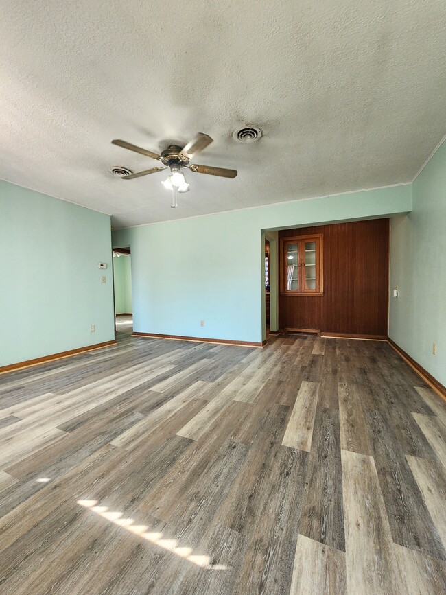815 East Ave S, Lyons, KS 67554 - photo 2