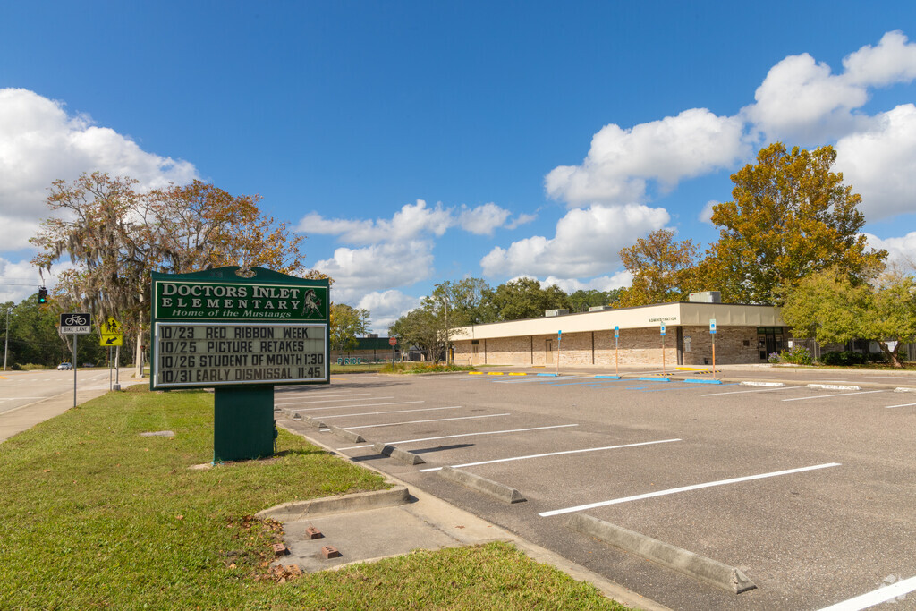 Doctors Inlet Elementary School provides education in the neighborhood of 
Lakeside.