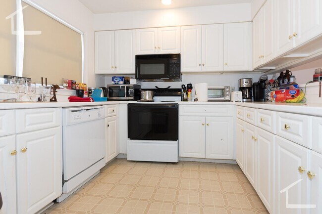 10 Glencoe St unit 2, Brighton, MA 02135 - photo 2