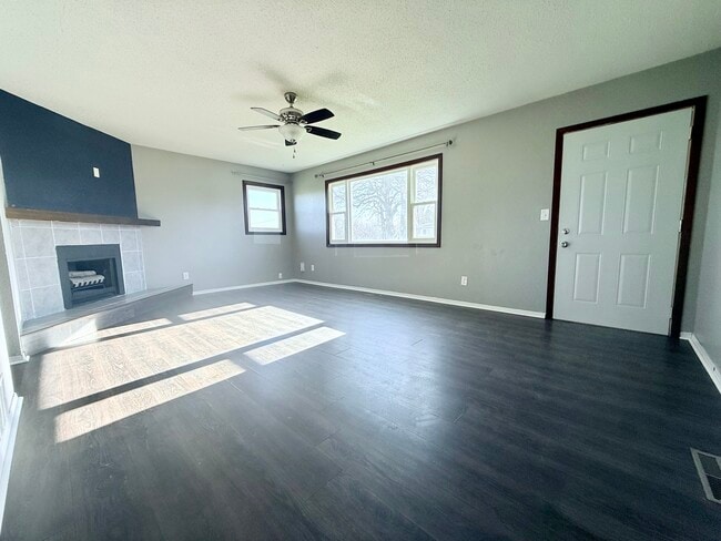 204 E Elm St unit 204 Elm, Iowa Falls, IA 50126 - photo 3