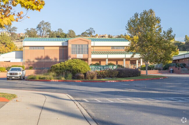 Rolling Hills Middle School gets a 10 out of 10 score for above average students test scores.
