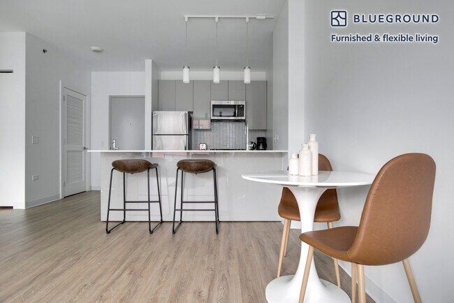 808 W Van Buren St unit FL6-ID530, Chicago, IL 60661 - photo 6