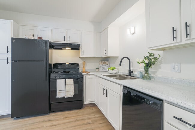 2 BR, 1 BA - The Agave - Kitchen