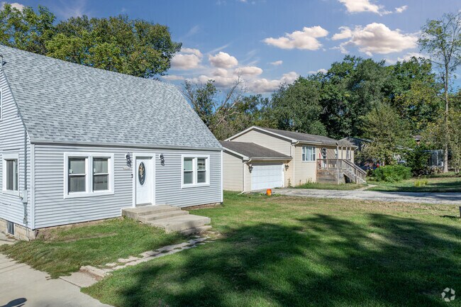 Fox River Heights features many updated homes built in the late 20th century.
