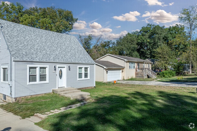 Fox River Heights features many updated homes built in the late 20th century.