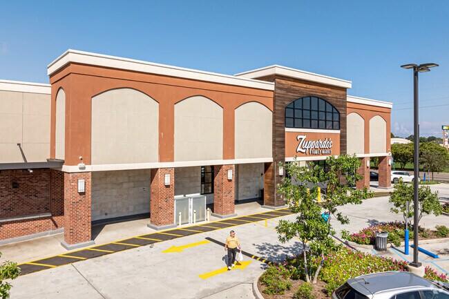 Zuppardo’s Family Market is known for its friendly service in Clearview-Transcontinental.