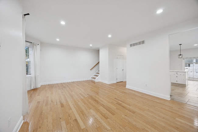 7518 Lawn St, Philadelphia, PA 19128 - photo 3