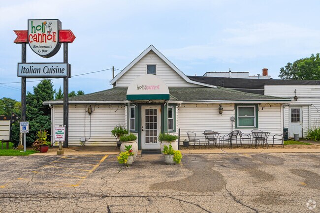 Holy Cannoli serves Italian cuisine and draws regulars from Lauderdale Lakes and nearby towns.