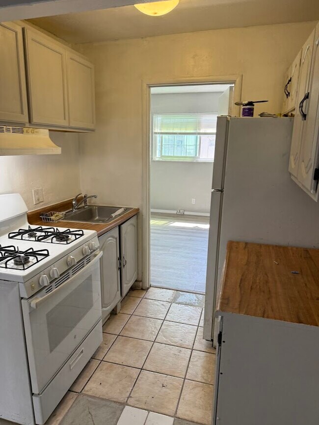 10010 Macarthur Blvd unit 1, Oakland, CA 94605 - photo 7