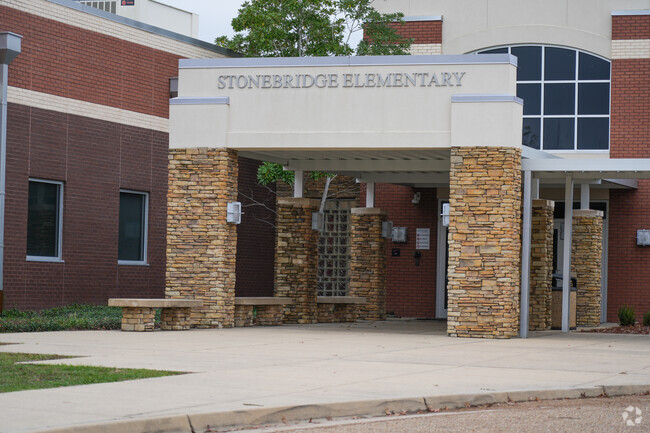 Stonebridge Elementary School serves 725 students in grades 2-3 in Brandon, Mississippi.