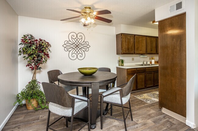 Olde English Village, West Des Moines, IA 50265 - photo 3