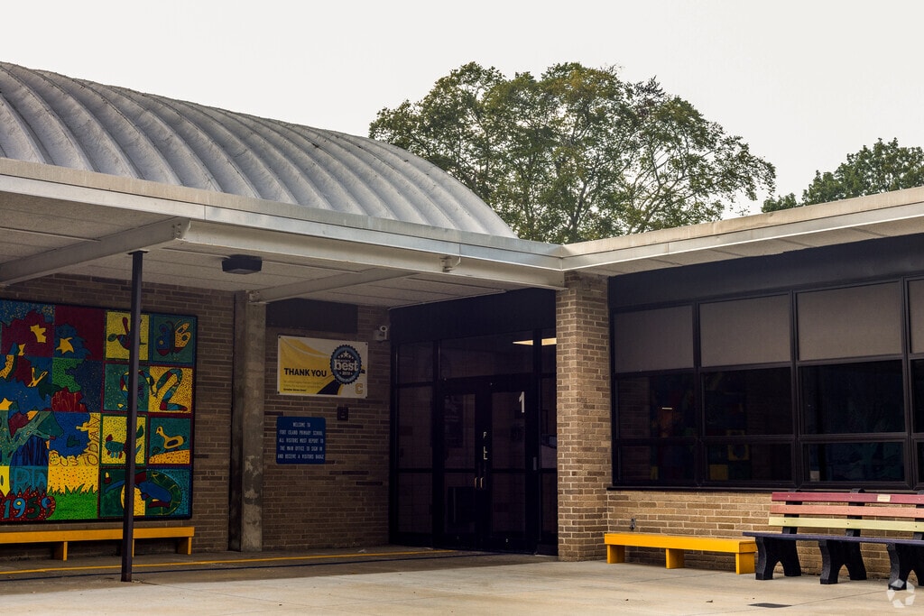 Fort Island Primary School provides private education in the neighborhood of 
Fairlawn