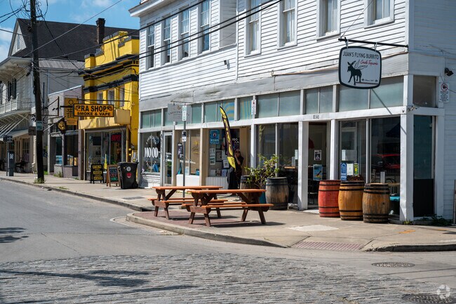 Some local shops located in the Leonidas neighborhood.