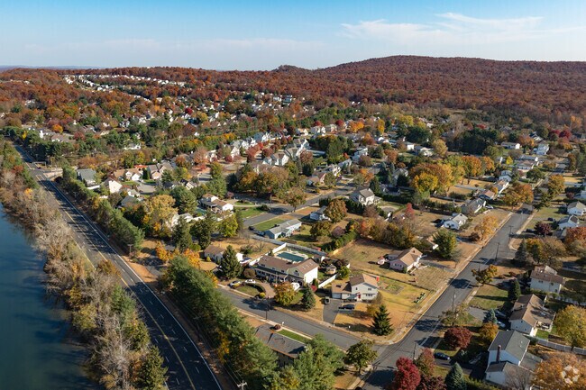 Wayne residents benefit from lots of commercial centers and an equal amount of outdoor spaces.