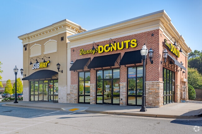 Residents of Royal Lakes continently have their very own marketplace with various food options.