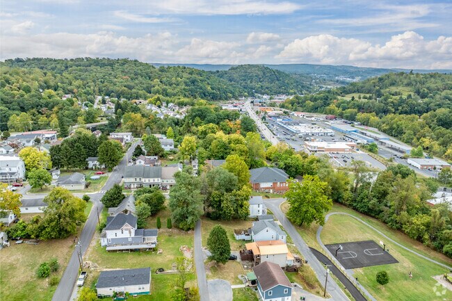 Jerome Park homes with views of the mountains in the background.